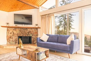 TV - Gardenview Getaway with Hot tub, Pool table, Generator and spectacular view (Oakhurst)