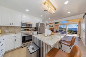 Fridge, microwave, oven, stovetop - Gardenview Getaway with Hot tub, Pool table, Generator and spectacular view (Oakhurst)