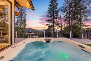 Terrace/patio - Gardenview Getaway with Hot tub, Pool table, Generator and spectacular view (Oakhurst)