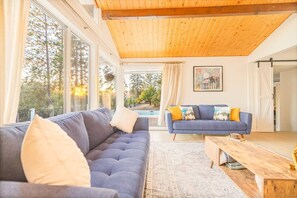 TV - Gardenview Getaway with Hot tub, Pool table, Generator and spectacular view (Oakhurst)