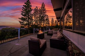 Terrace/patio - Gardenview Getaway with Hot tub, Pool table, Generator and spectacular view (Oakhurst)