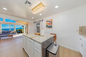 Interior - Gardenview Getaway with Hot tub, Pool table, Generator and spectacular view (Oakhurst)