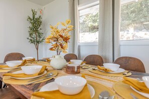 Dining - Gardenview Getaway with Hot tub, Pool table, Generator and spectacular view (Oakhurst)