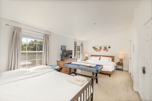 3 bedrooms, desk, iron/ironing board, WiFi