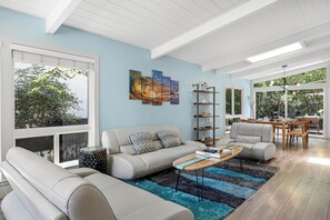 Una Smart TV, una chimenea, una oficina