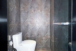 A bathroom with a toilet, marble tiles, and a glass shower enclosure. - Mai Peng Hotel (Qingguo Lane, Changzhou Railway Station) (Changzhou)