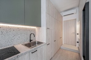 Nagyméretű hűtő/fagyasztó, mikrohullámú sütő és főzőlap