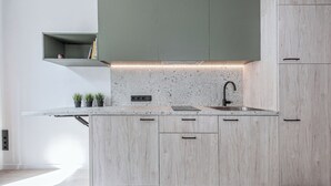 Una cocina moderna con encimera de granito, pileta integrada y armarios de madera.
