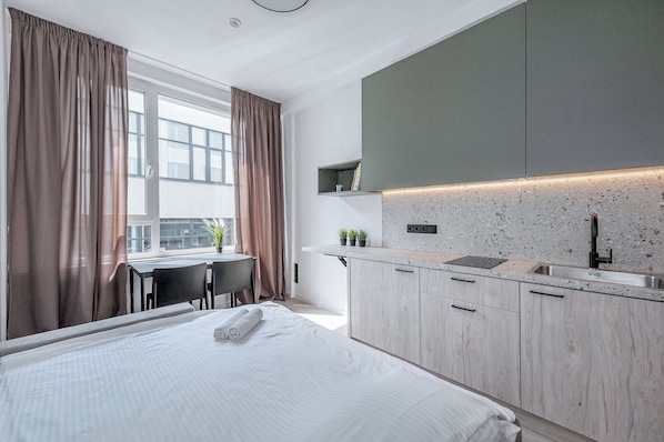 Een bureau, een strijkplank/strijkijzer, gratis wifi