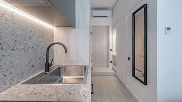 Full-sized fridge, microwave, stovetop
