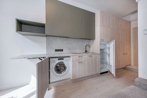 Full-size fridge, microwave, stovetop - P-ONE Apartments Self Check-in (Vilnius)