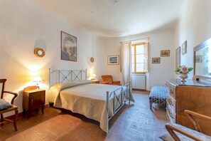 6 bedrooms, desk, free WiFi, bed sheets