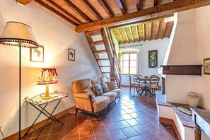 Televisor intel·ligent, taula de tennis de taula i estèreo