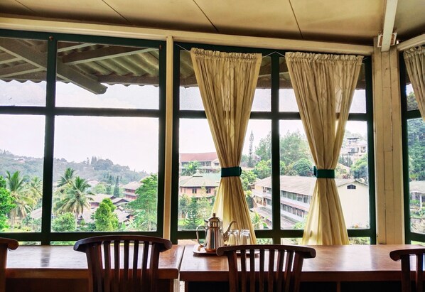 Standard Double Room - Hotel Grand Astoeti (Cisarua)