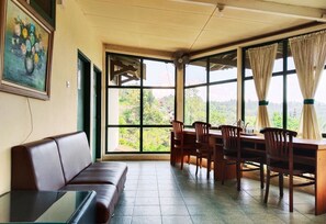 Standard Double Room - Hotel Grand Astoeti (Cisarua)