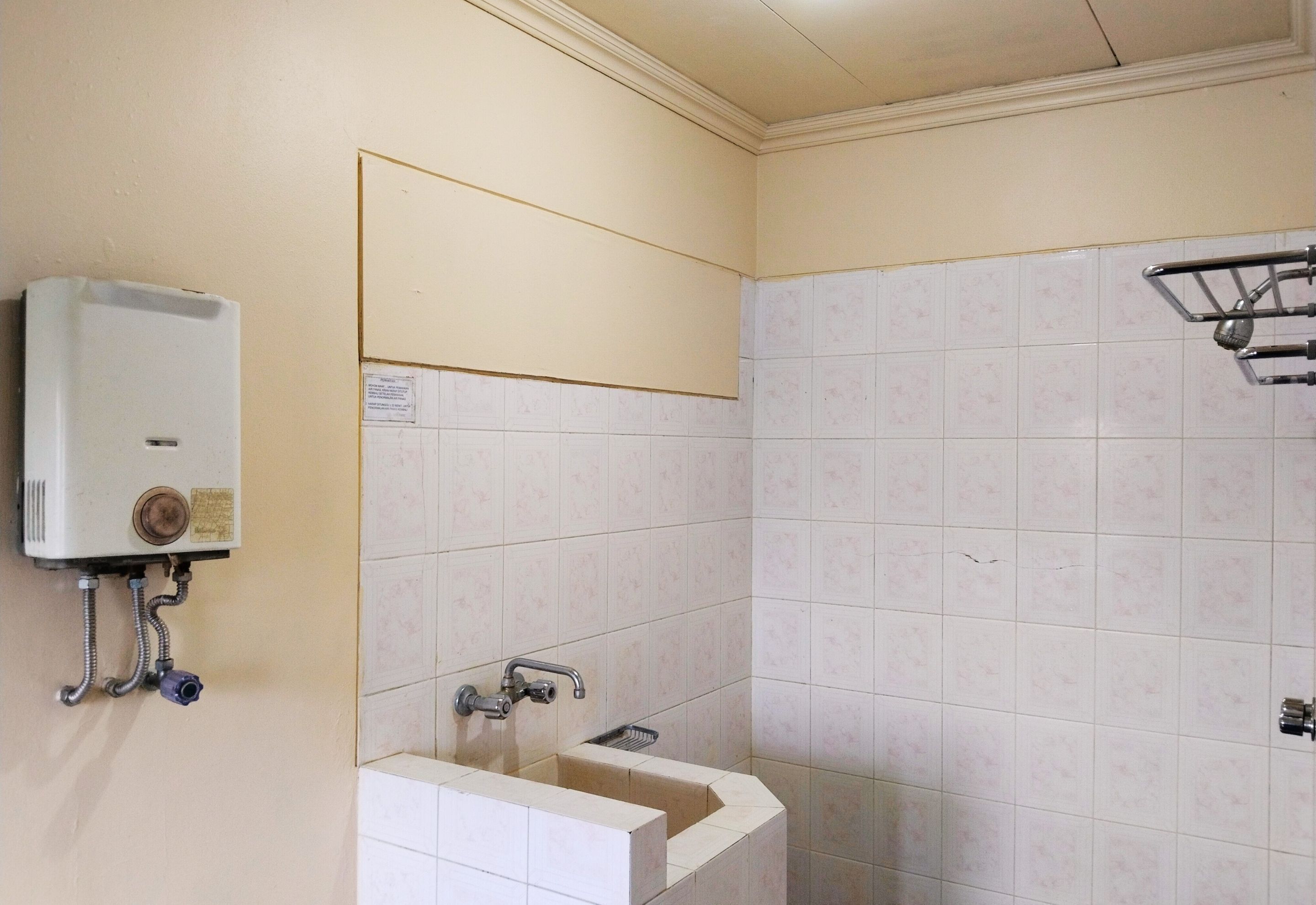 Ein Badezimmer mit Toilette, Waschbecken und Duschbereich.