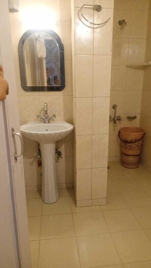 Deluxe Room, City View | Bathroom | Towels, soap, toilet paper - Hotel Golden Palm By Rattans By GRB (Srinagar)