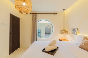 Minibar, decoración individual, mobiliario individual y escritorio