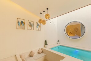 32-inch flat-screen TV with digital channels - Villa Ummara Sanur (Denpasar)