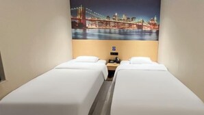 A hotel room with two single beds, a nightstand, a lamp, and a cityscape view. - Tianshun Hotel (Guangzhou ERGONG subway station store) (Guangzhou)