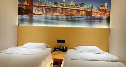 Tianshun Hotel (Guangzhou ERGONG subway station store)