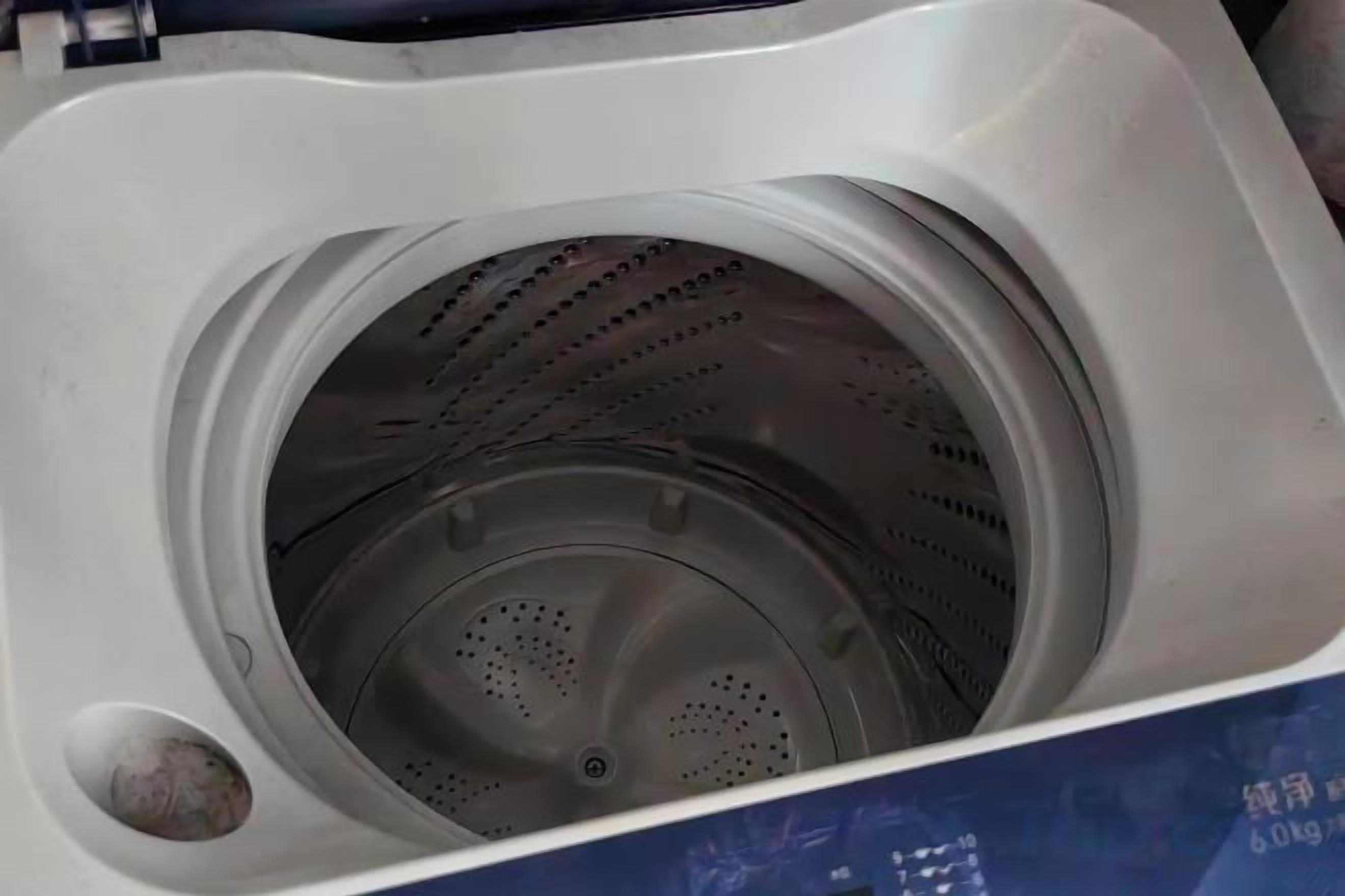 Une machine à laver blanche dotée d’un panneau de commande.