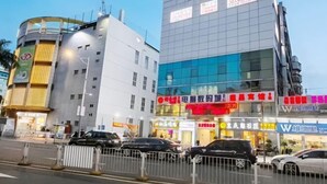 Un immeuble commercial à plusieurs étages, dont le rez-de-chaussée abrite différents commerces.