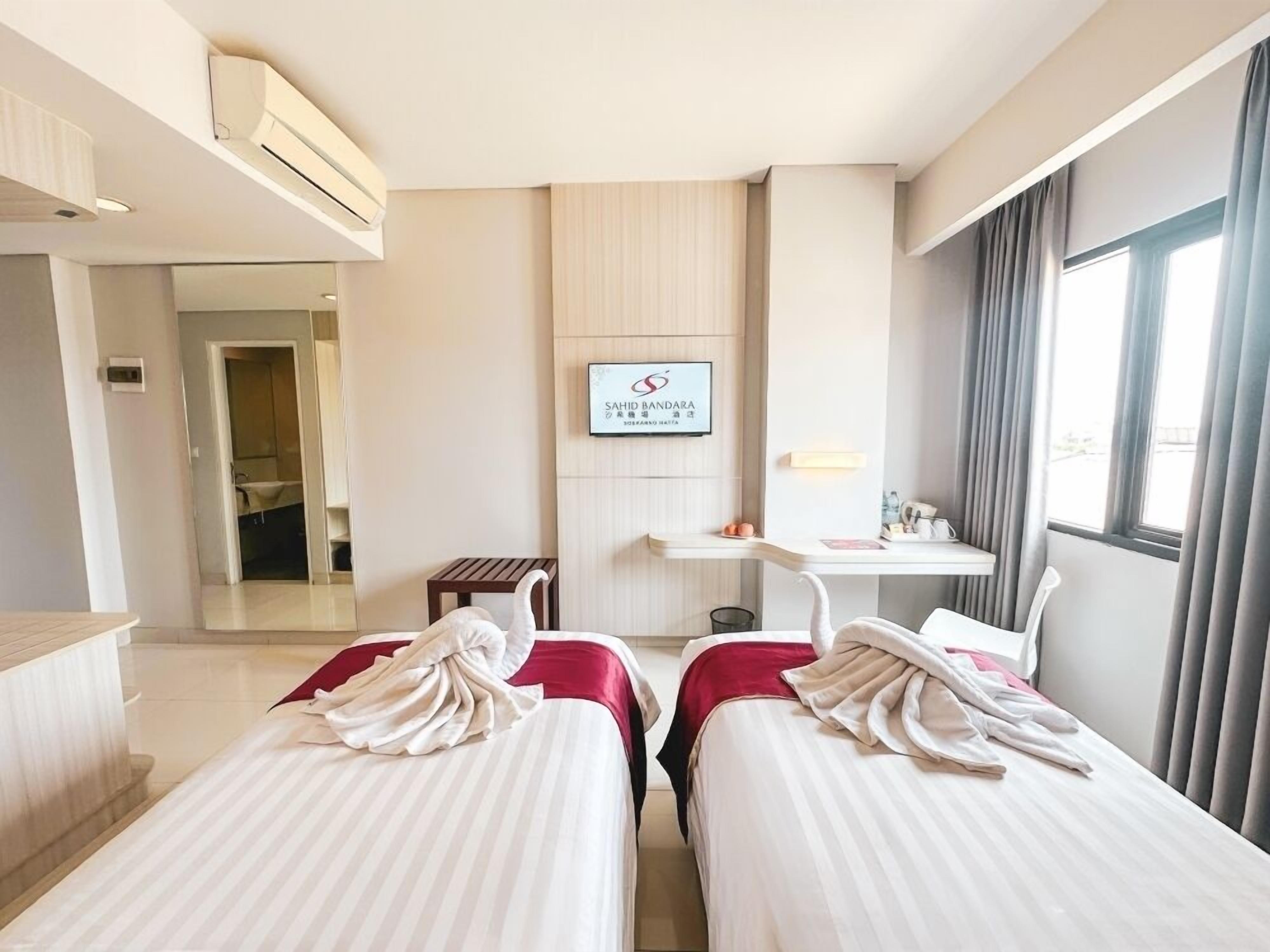 Escritorio, espacio para trabajar con laptop y wifi gratis 