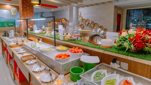 Un buffet proposant une variété de plats et d'ustensiles.