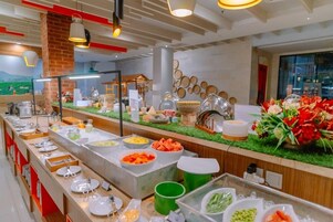 Sarapan bufet setiap hari (IDR 120000 seorang) 