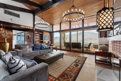 Sunny Retreat-Lake views/HotTub/BBQ/firepit/EV