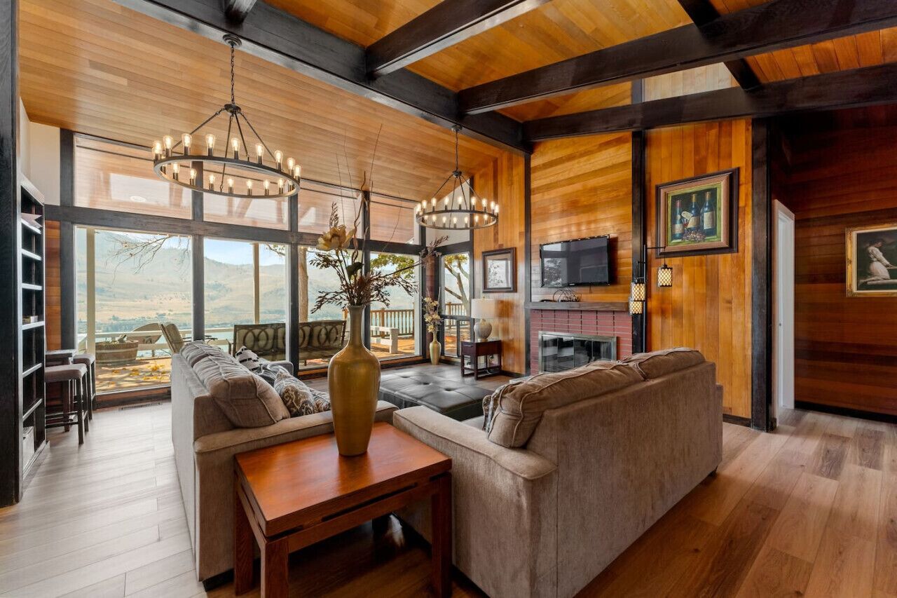 TV, fotballspill, bordtennis og stereoanlegg