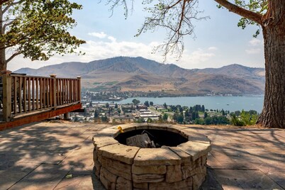 Sunny Retreat-Lake views/HotTub/BBQ/firepit