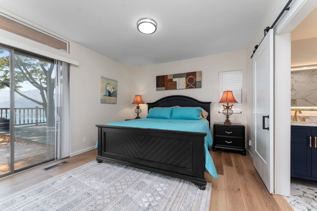 5 bedrooms, desk, iron/ironing board, travel cot