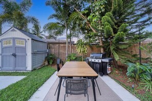 Outdoor dining - Charming Coral Ridge 2BR/2BA Near Beach + Pool (Fort Lauderdale)