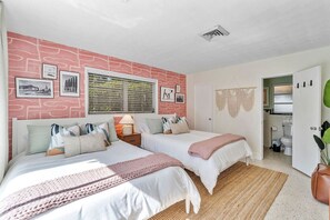 2 Schlafzimmer, Schreibtisch, Bügeleisen/Bügelbrett, Reisekinderbett