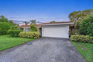 Exterior - Charming Coral Ridge 2BR/2BA Near Beach + Pool (Fort Lauderdale)