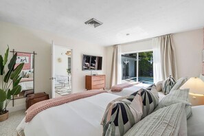 2 室のベッドルーム、デスク、アイロン / アイロン台、旅行用ベビーベッド