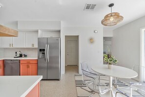 Køleskab, mikrobølgeovn, ovn, kogeplade