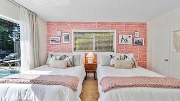 2 quartos, escrivaninha, ferros/tábuas de passar roupa, berço de viagem