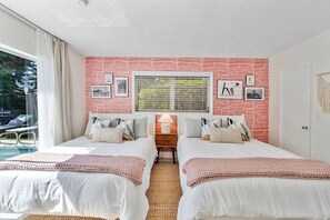 2 室のベッドルーム、デスク、アイロン / アイロン台、旅行用ベビーベッド