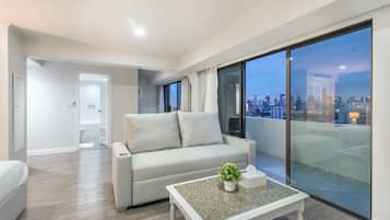 Quarto triplo premium, vista para a cidade | Área de estar