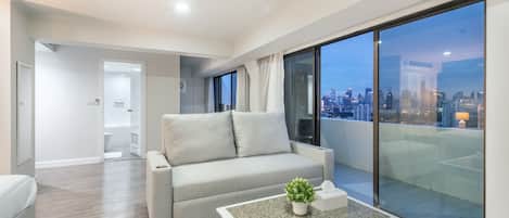 Premium Triple Room, City View | Living area