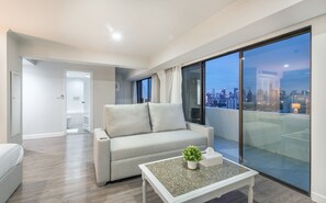 Premium Triple Room, City View | Living area