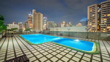 สระว่ายน้ำกลางแจ้ง