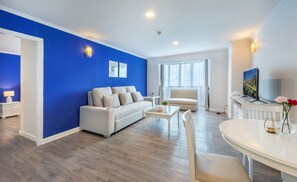 Departamento Deluxe, vista a la ciudad | Área de sala de estar