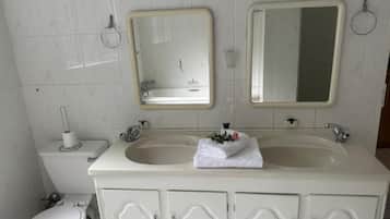 Room, 1 Bedroom, Smoking, Patio | Bathroom