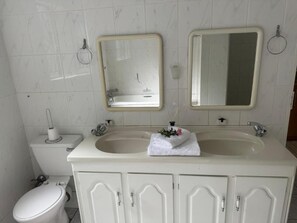 Room, 1 Bedroom, Smoking, Patio | Bathroom