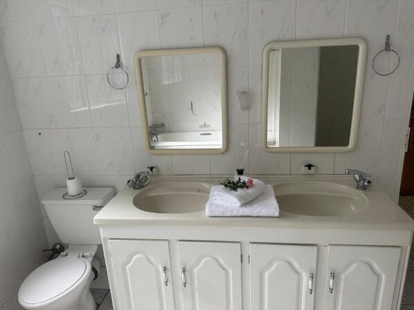 Bathroom - Room-busa House Self-catering Unit (Mbombela)