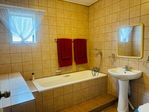 Habitación, 2 habitaciones, con acceso para personas discapacitadas, para fumadores | Baño